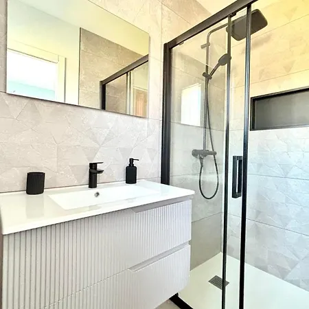 فيلة Cosy Air-conditioned With Swimming Pool *