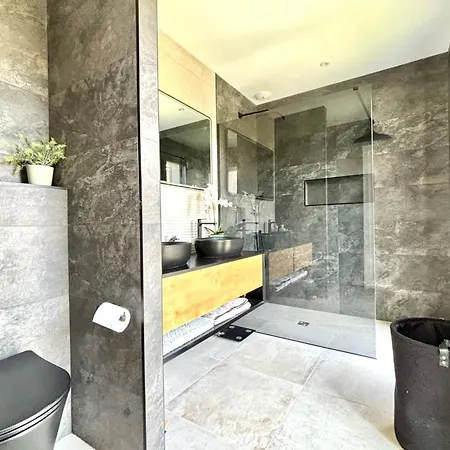 Cosy Air-conditioned With Swimming Pool غوجان-ميستراس